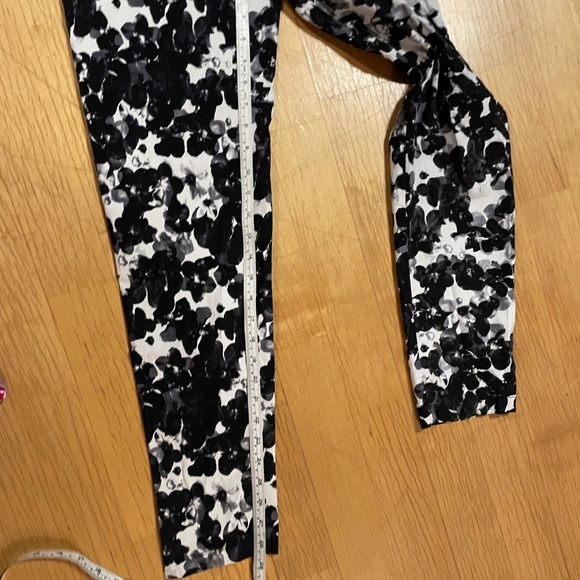 Frank Lyman Size 6 Floral Black and White Pants - Picture 4 of 5